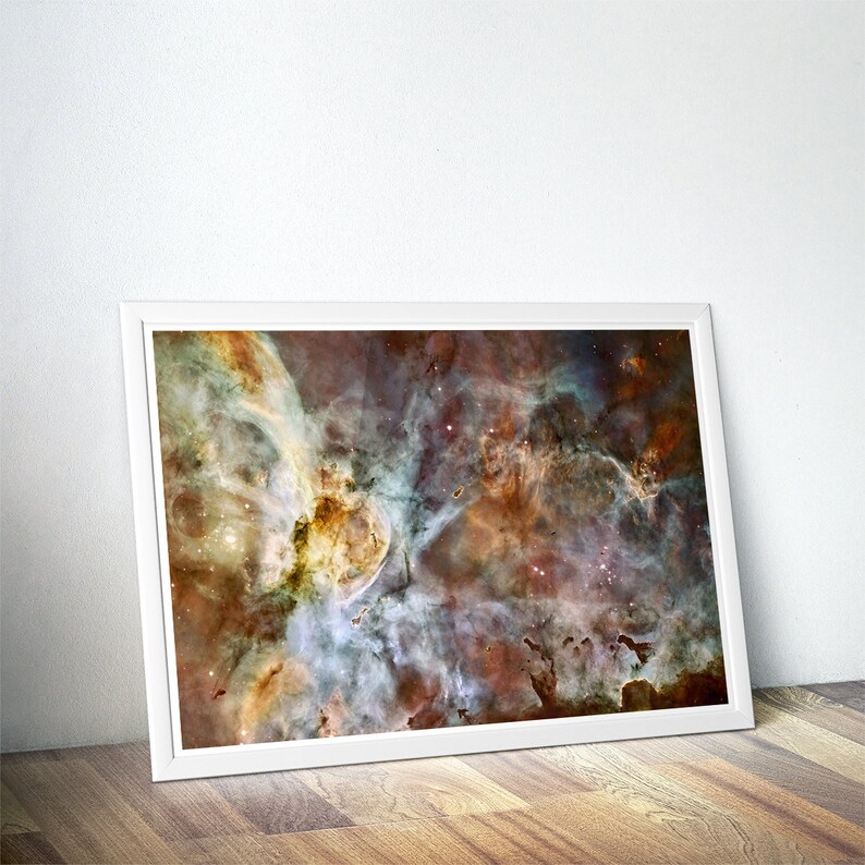 K&ouml;nnte beinhalten: Ein farbenfroher Nebel mit wirbelnden Wolken aus Gas und Staub, beleuchtet von Sternen. Der Nebel ist eine lebendige Mischung aus roten, orangen, gelben, blauen und violetten Farbt&ouml;nen.