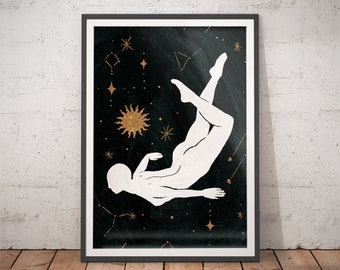 Puede incluir: Impresión artística enmarcada que presenta una silueta blanca de una persona flotando en el espacio sobre un fondo negro. Estrellas doradas, constelaciones y un diseño de sol añaden detalles celestiales. La obra de arte se muestra en un marco negro.