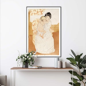 Op de afbeelding: Een vintage illustratie van een vrouw die een jong kind in haar armen houdt. De vrouw draagt een witte jurk met een bloemenpatroon en het kind draagt een witte luier. De illustratie is in een gedempte kleurenpalet van beige, bruin en wit.
