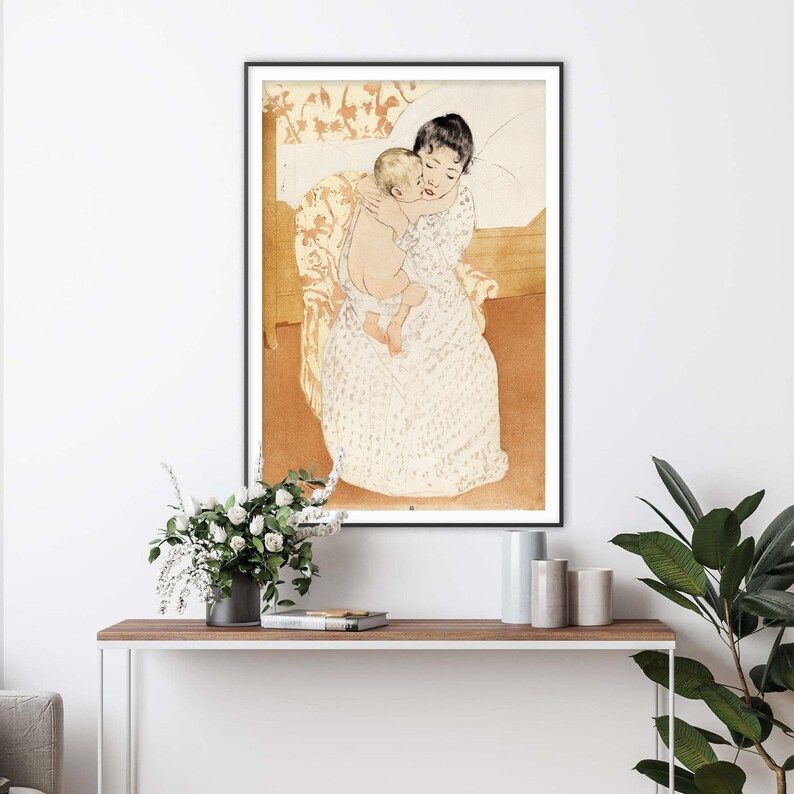 Op de afbeelding: Een vintage illustratie van een vrouw die een jong kind in haar armen houdt. De vrouw draagt een witte jurk met een bloemenpatroon en het kind draagt een witte luier. De illustratie is in een gedempte kleurenpalet van beige, bruin en wit.