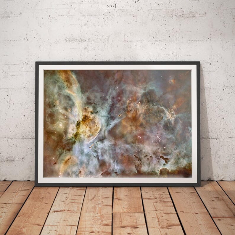 K&ouml;nnte beinhalten: Ein farbenfroher Nebel mit wirbelnden Wolken aus Gas und Staub, beleuchtet von Sternen. Der Nebel ist eine lebendige Mischung aus roten, orangen, gelben, blauen und violetten Farbt&ouml;nen.