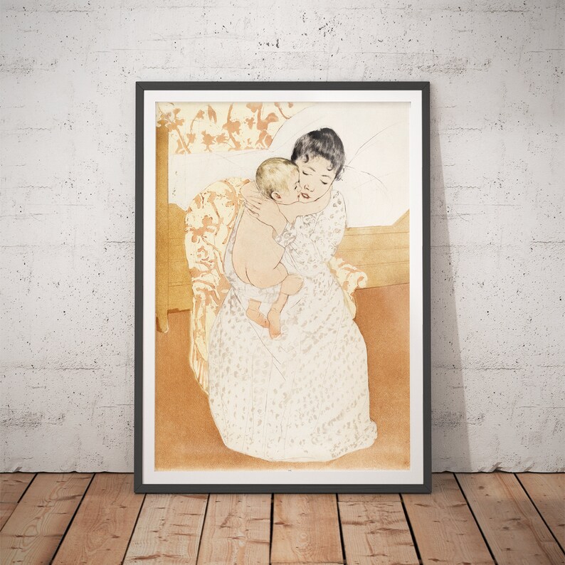 Op de afbeelding: Een vintage illustratie van een vrouw in een witte jurk met een bloemenpatroon die een baby in haar armen houdt. De vrouw zit op een stoel met een bloemenpatroon bekleding. De achtergrond is lichtbruin.