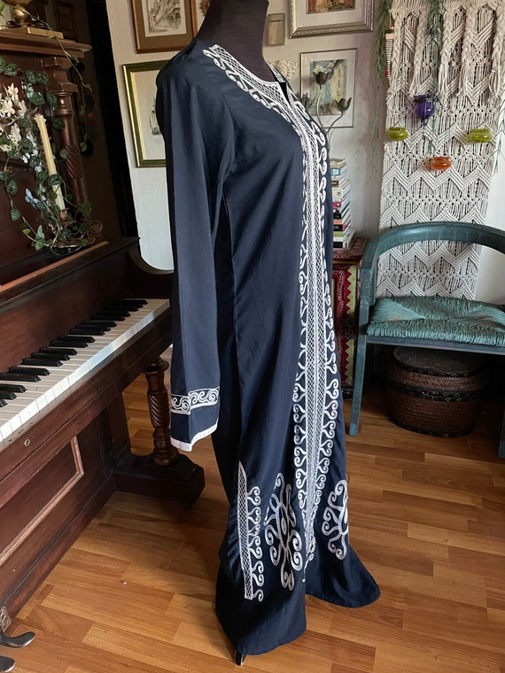 Embroidered caftan - image 2