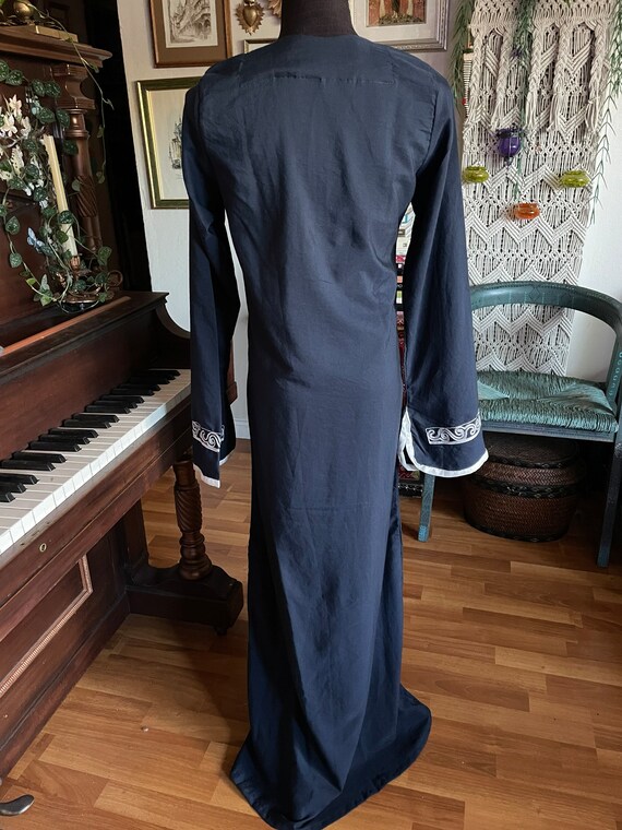 Embroidered caftan - image 3