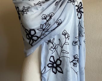 Châle fleuri brodé
