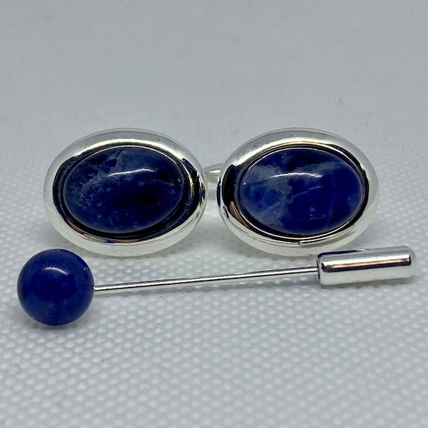 Boutons de manchette ovales en sodalite bleue, plaqué argent avec bord coussin. Épingle à cravate assortie en option