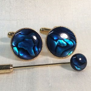 Blaue Abalone Manschettenknöpfe (rund), Vergoldet ODER Versilbert mit Millgrain Rand. Auch mit passender Krawattennadel erhältlich.