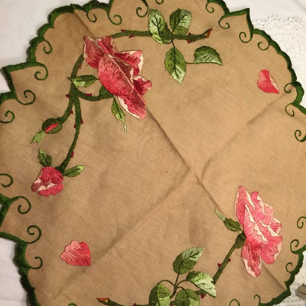 Vintage embroidered doily round - Pink Roses Embroidery cotton round - tea stain cloth embroidered with Pink Roses - table topper