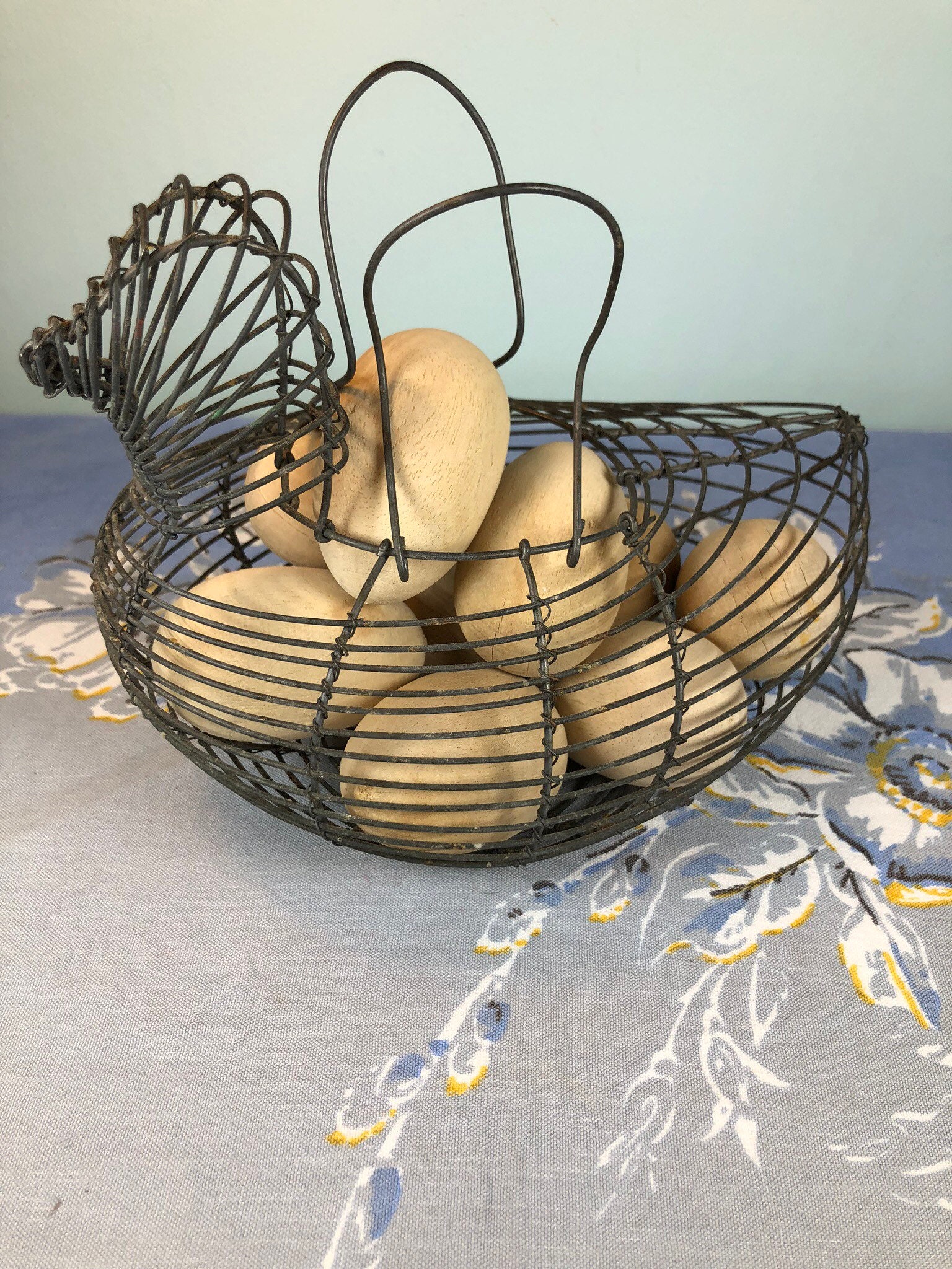 Vintage Farmhouse Wire Basket-chicken and Eggs-wood Eggs-primitive-chicken  Basket-farmhouse Kitchen-old Decor-kitchen Table-egg Basket-rusti 