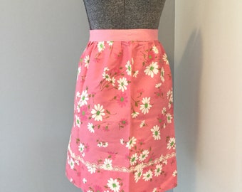 Vintage apron 1970s floral daisies - pink white green flowers - retro rockabilly - kitchen linens - Vintage Half Apron - Pink Floral apron
