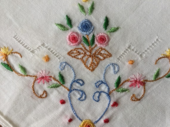 Vintage 1960s white cotton floral handkerchief - … - image 7