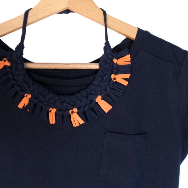 Azul collar de flecos, joyería Tribal, collar de tela trenzada, azul franjas naranja, camiseta hilo collar, joyería de babero, africano, verano