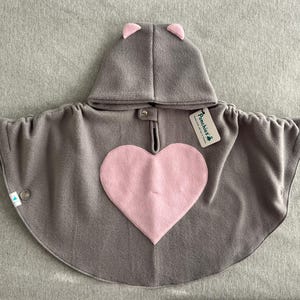 VORBESTELLUNG - Hellgrau und Zart Rosa Oversized Herz - Fleece Poncho & Autositz Poncho (All in one) - Baby, Kleinkind und Kinder