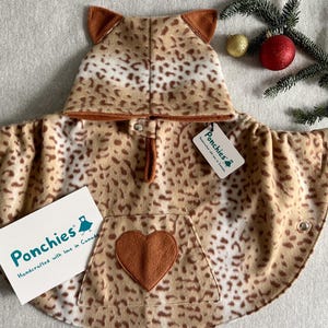先行予約 - ポーチポケット付きヒョウ柄猫 - フリースポンチョ＆カーシートポンチョ（オールインワン） - ベビー、幼児、キッズ
