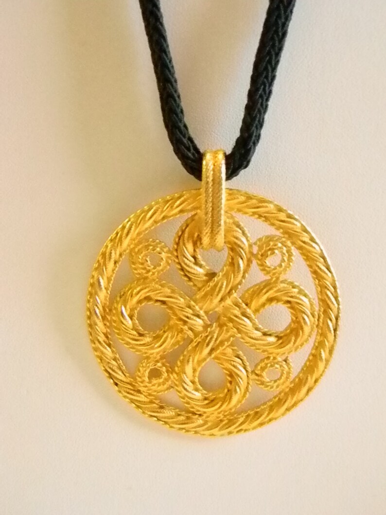 JJ 1988 Round Gold Tone Oriental Design Pendant Necklace
