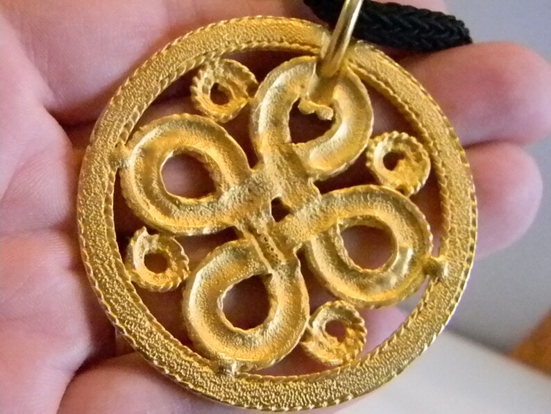 JJ 1988 Round Gold Tone Oriental Design Pendant Necklace