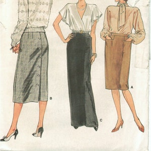 Peut inclure: Un patron de couture vintage pour une jupe et un chemisier. Le patron est pour les tailles 8-10-12. Le patron est de Very Easy Vogue et porte le numéro 9053.