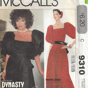 Puede incluir: Un patrón de costura vintage de McCall's para un vestido, con un vestido rojo con escote cuadrado y mangas abullonadas. El patrón está etiquetado como "9310" y es para una talla de mujer 12. El patrón está etiquetado como "Petite-Able" y está marcado para ajustarse a una talla pequeña de mujer. El patrón también está etiquetado como "Dynasty" y es de la colección de series de Nolan Miller.
