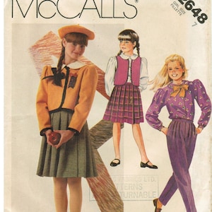 Peut inclure: Un patron de couture pour une tenue de fille. Le patron comprend une jupe, un chemisier et une veste. Le patron est McCall's 2648, taille 7.