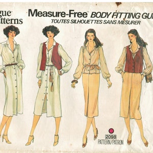 Può includere: Busta di modelli Vogue vintage con illustrazioni di quattro diversi outfit. Il testo recita "Measure-Free Body Fitting Guide" e "Toutes Silhouettes Sans Mesurer". Gli outfit includono abiti, camicette, gonne e gilet. Il numero del modello è 2098.