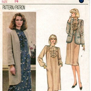 Può includere: Modello di cucito Vogue Patterns con tre illustrazioni di moda. Il modello include un cappotto lungo, un vestito con scollo a balze e un tailleur gonna con giacca fantasia. La taglia è 14.