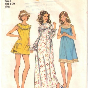 Può includere: Un cartamodello per tre camicie da notte diverse. Il cartamodello è per le taglie 8-10 ed è del modello Simplicity numero 5030. Le camicie da notte sono tutte senza maniche e hanno un bordo in pizzo. La prima camicia da notte è gialla, la seconda è a stampa floreale e la terza è blu.