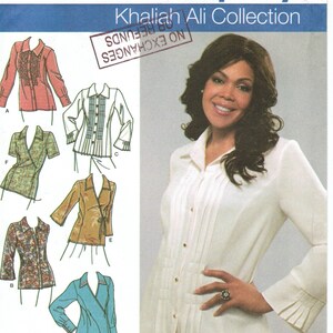 Peut inclure: Un patron de couture pour un chemisier blanc avec un devant boutonné et des détails plissés. Le patron est de la collection Khaliah Ali et est de taille FF 18W-24W, EUR. 44-50 FR. 46-52.