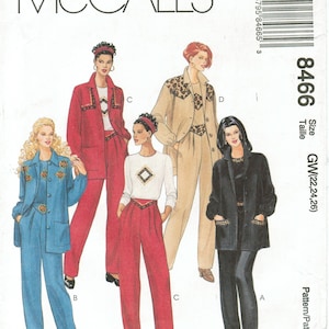 以下が含まれることがあります： McCall'sのソーイングパターン。赤、青、黒、ベージュの女性用スーツのデザインが特徴です。スーツには装飾的なディテールがあります。パターンには「SELECT-A-SIZE」の文字と番号「8466」が含まれています。