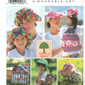 Può includere: Modello Simplicity Accessories & Wearable Art con cappelli, uno zaino e una borsa tote. I cappelli presentano un colorato design patchwork con farfalle, una stampa di margherite rosa e un cappello da sole verde. Lo zaino e la borsa tote hanno motivi floreali.