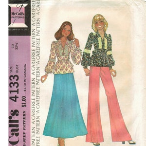 Peut inclure: Un patron de couture vintage pour un haut et un pantalon pour femmes et jeunes femmes. Le patron est pour les tailles 10-32 1/2 et comprend des instructions étape par étape. Le patron présente un haut à imprimé floral avec un col à volants et des manches longues, et un pantalon à jambes larges.