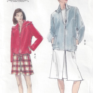 Può includere: Modello di cucito Vogue Patterns numero 9998 per le taglie 8-10-12. Il modello include due abiti: una giacca rossa con una gonna a quadri e una giacca blu chiaro con una gonna bianca.