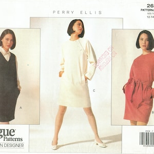 以下が含まれることがあります： Vogue Patternsのソーイングパターン。Perry Ellisによる3つのドレスのデザインが含まれています。パターンには、ノースリーブのドレス、ポケット付きの長袖ドレス、ベルト付きの長袖ドレスが含まれています。パターンのサイズは12-14-16です。
