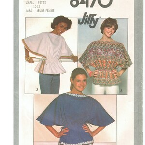 Può includere: Modello di cucito Simplicity numero 8470 per una blusa Jiffy. Il modello include tre stili diversi di bluse con vita arricciata e maniche corte. Le bluse sono mostrate su tre modelli che indossano colori e motivi diversi.