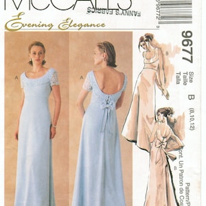 Op de afbeelding: Naai-patroon McCall's Evening Elegance voor een lange, lichtblauwe jurk met een kanten rand en een strik op de rug. Het patroon is voor maten 8, 10 en 12.