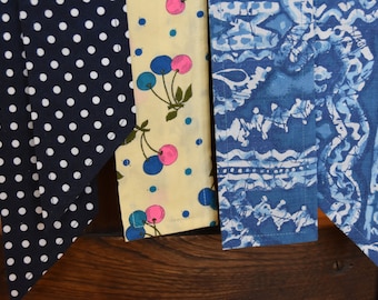 Élastique à cheveux étroit | Cravate en batik à pois | Motif cerise sur crème | Accessoires hippie bohème