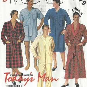 Può includere: Un cartamodello per abbigliamento maschile. Il cartamodello include tre stili diversi: una vestaglia, una camicia a maniche corte e pantaloncini, e una camicia a maniche lunghe e pantaloni. Il cartamodello si chiama "Today's Man" e il numero del cartamodello è 2779. Il cartamodello è per una taglia media.