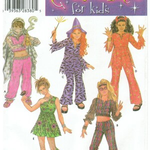 Könnte beinhalten: Simplicity Kostüm-Schnittmuster für Kinder mit verschiedenen Kostümdesigns. Enthält eine Bauchtänzerin, eine Hexe, einen Hippie und andere Outfits. Verfügbare Größen: 7, 8, 10, 12 und 14.