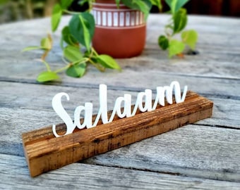 Rustikales Salaam/Bismillah Tischschild + Holzsockel