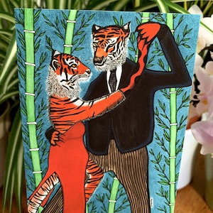 Carte postale - Tigres dansant la salsa dans une forêt de bambous - Il y a de la romance et de l'amour dans l'air - Dessins artistiques en couleur dessinés à la main