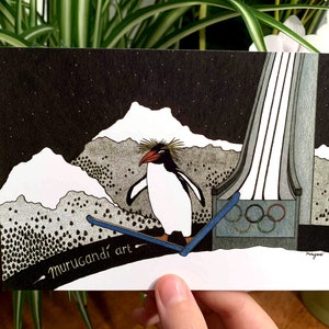 Cartão postal - Salto de esqui à noite - Pinguim-macarrão olímpico em esquis nas montanhas - Cartão de felicitações engraçado - Arte desenhada à mão