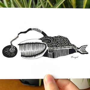Carte postale - baudroie (Melanocetus johnsonii) - poisson des grands fonds - briller une lumière dans l'obscurité - art noir et blanc dessiné à la main