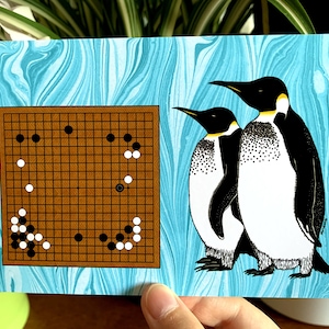 Cartão postal - Ombro atingido na quinta linha - Jogo Baduk, Weiqi, Go - Emperor Penguins testemunha o movimento 37 do AlphaGo no jogo 2 contra Lee Sedol