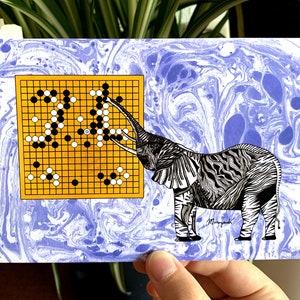 Cartão Postal - O Movimento Divino - Baduk, Weiqi, Jogo de Go - Elefante Admira o Movimento de Lee Sedol 78 versus AlphaGo