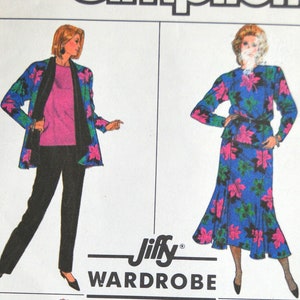 Könnte beinhalten: Simplicity Schnittmuster Nummer 8344 für eine Jiffy-Garderobe mit vier einfachen Teilen. Das Schnittmuster beinhaltet eine schwarz-grüne Jacke mit einem rosa Oberteil und einer schwarzen Hose, einen blau-grünen Blumenrock mit einem rosa Oberteil und einer schwarzen Hose, ein rosa Oberteil mit einem schwarz-grünen Blumenrock und ein rosa Oberteil mit einem schwarzen Rock und einem schwarzen Gürtel.
