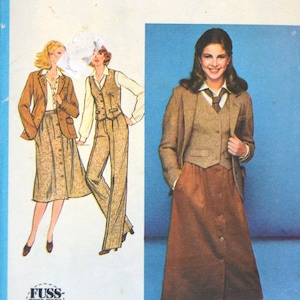 Può includere: Cartamodello Simplicity 8702 vintage, taglia 12, busto 87 cm. La copertina presenta illustrazioni di completi da donna e una foto di una donna con un completo in tweed marrone con gonna. Il modello include istruzioni per adattare la giacca.