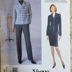 Może przedstawiać: Wzór szycia na kurtkę i spódnicę. Wzór pochodzi od Billa Blassa dla Vogue Patterns. Numer wzoru to 2000. Wzór jest dla rozmiarów 6-8-10.