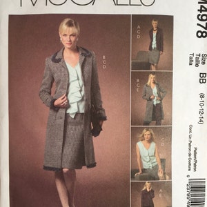 Op de afbeelding: Een naaipatroon voor een jas en een rok. Het patroon is voor maten 8-10-12-14. Het patroon is van McCall's en het patroonnummer is M4978. Het patroon bevat instructies voor het maken van een jas en een rok.