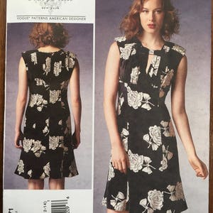 Könnte beinhalten: Ein Schnittmuster für ein ärmelloses Kleid mit einem Schlüssellochausschnitt. Das Kleid hat einen Blumendruck mit weißen Blüten auf schwarzem Hintergrund. Das Schnittmuster ist für die Größen 6-8-10-12-14. Das Schnittmuster stammt von Tracy Reese, einer Designerin aus New York.
