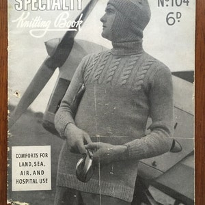 Peut inclure: Une photo en noir et blanc d'un homme portant un bonnet et un pull en tricot. L'homme se tient devant un avion. Le texte sur la page indique "Patons & Baldwins Specialty Knitting Book No. 104 6d. Comforts for Land, Sea, Air, and Hospital Use."