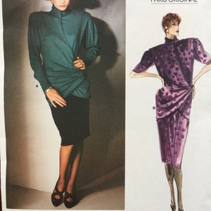 Può includere: Modello di cucito Vogue Patterns Paris Original per un abito di Emanuel Ungaro. Il numero del modello è 1654. Il modello mostra due stili di abiti diversi, uno in verde acqua e uno in viola con pois bianchi.